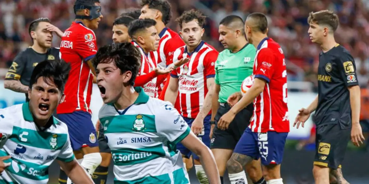 Jugadores de Chivas peleando con el arbitro y jugadores de Santos