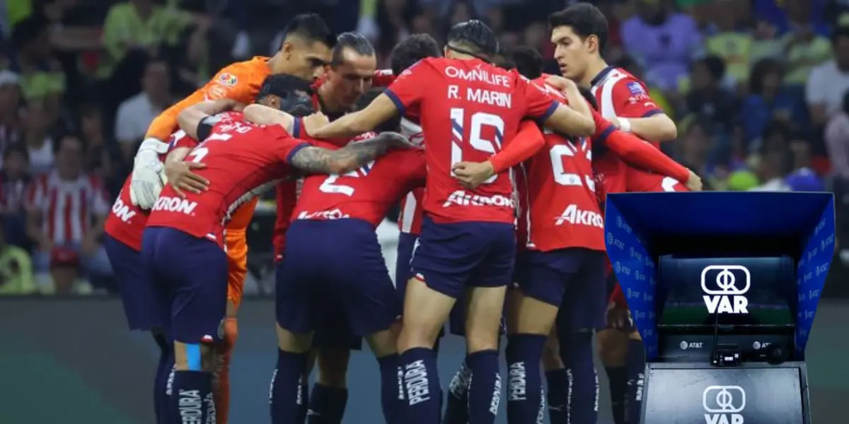 jugadores de chivas reunidos y el VAR