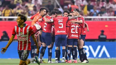 Jugadores de Chivas reunidos y Yael Padilla