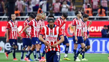 Jugadores de Chivas tras un partido y el Tiba enmascarado