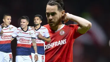 Jugadores de Chivas y el Canelo Angulo con la playera de Toluca