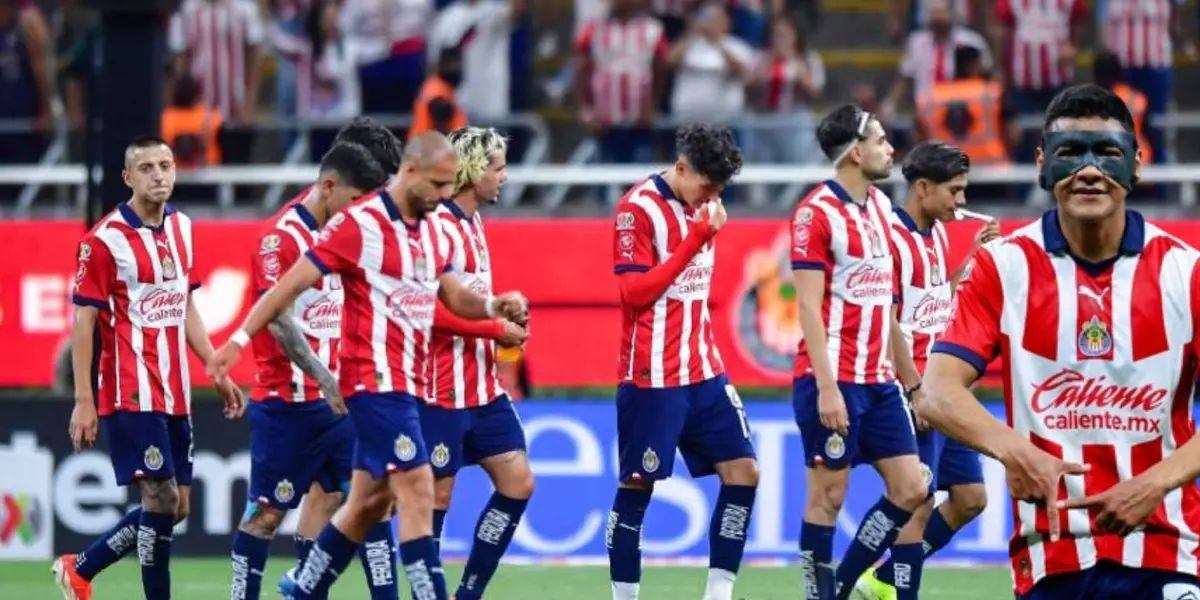 Jugadores de Chivas y el Tiba enmascarado