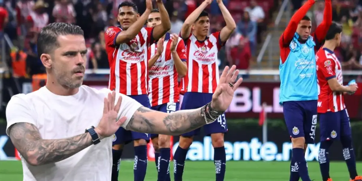 Jugadores de Chivas y Gago dando indicaiones
