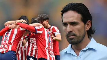 Jugadores de Chivas y Gerardo Espinoza (Foto: MEXSPORT)