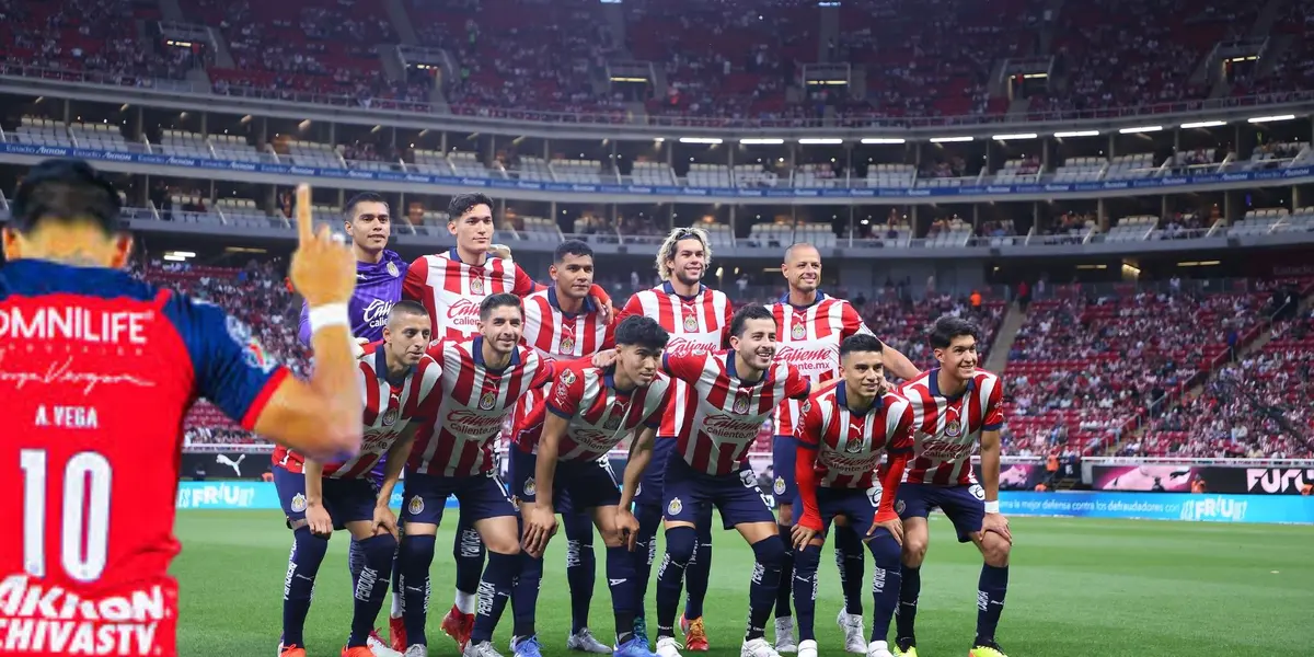 Jugadores de Chivas y Vega con la 10