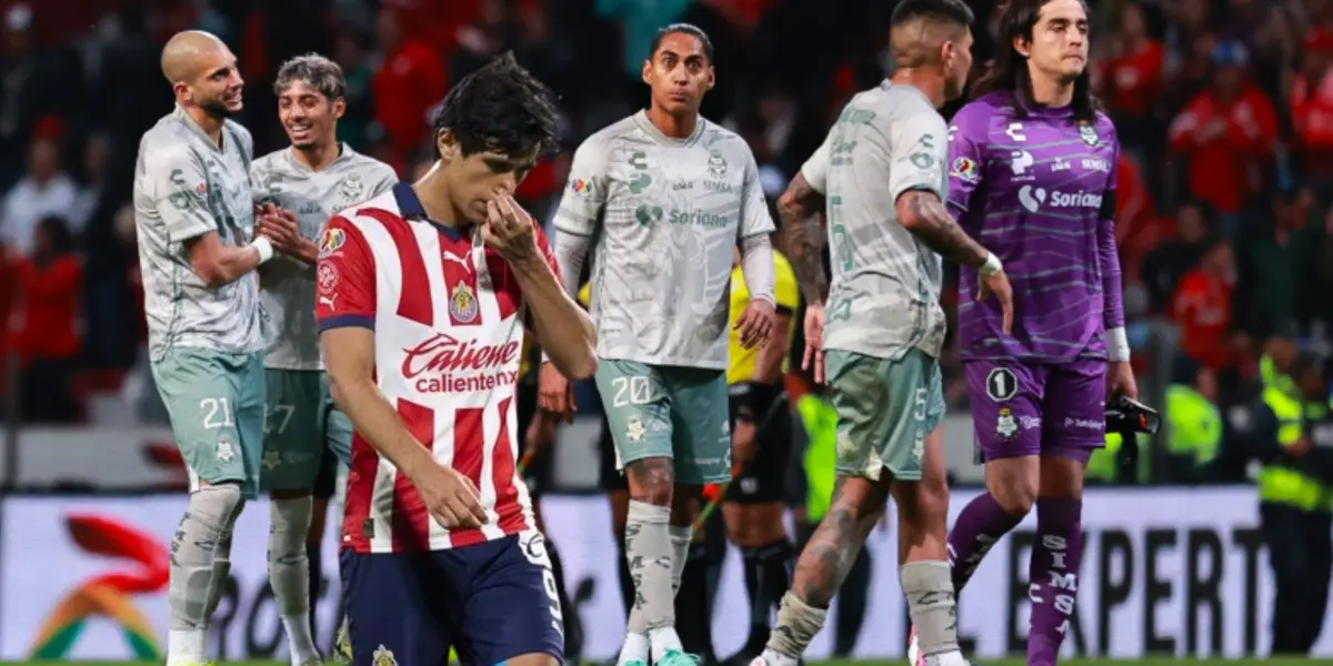 Jugadores de Santos en un partido y Macías decepcionado