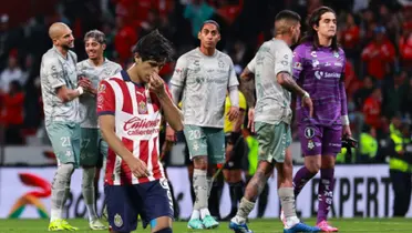 Jugadores de Santos en un partido y Macías decepcionado