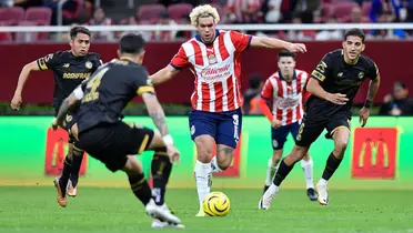Jugadores de Toluca marcan a Cade Cowell de las Chivas / Mexsports