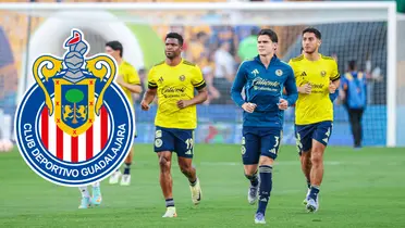 Jugadores en entreno. Foto: Club América / escudo de Chivas al frente