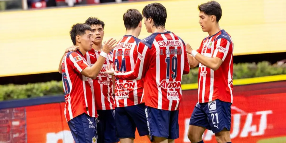 Jugadores en partido. Foto: Chivas