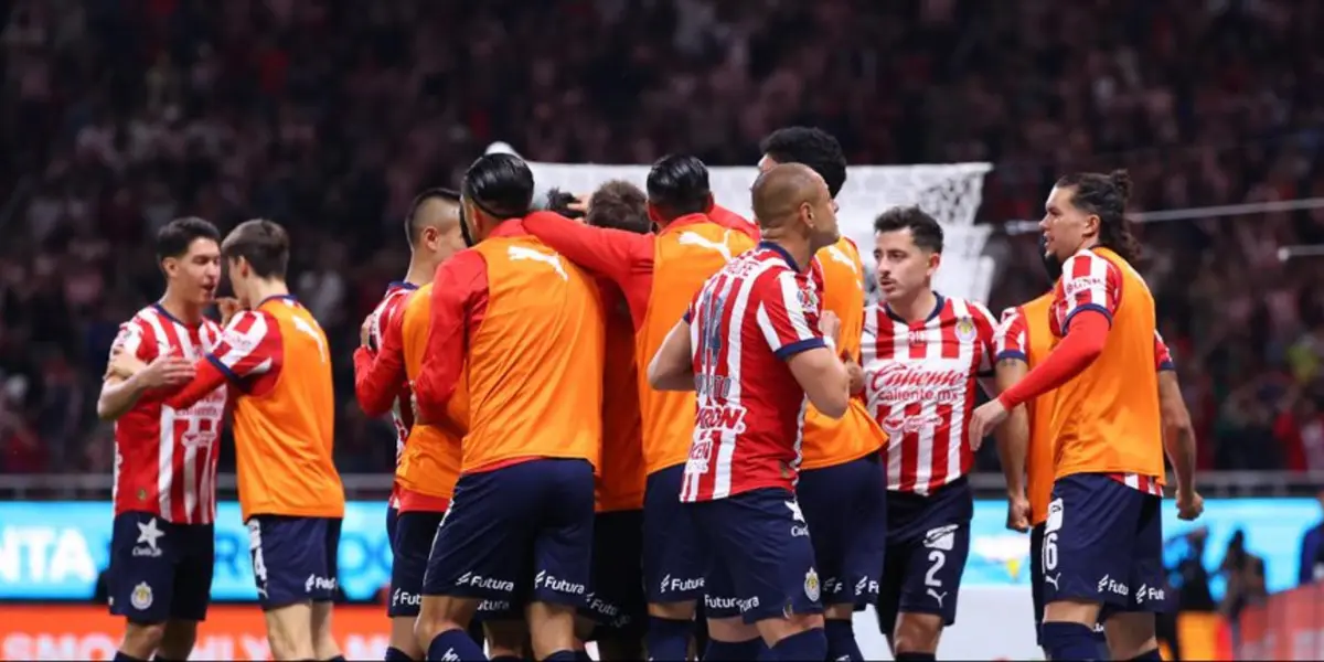 Jugadores en partido. Foto: Chivas