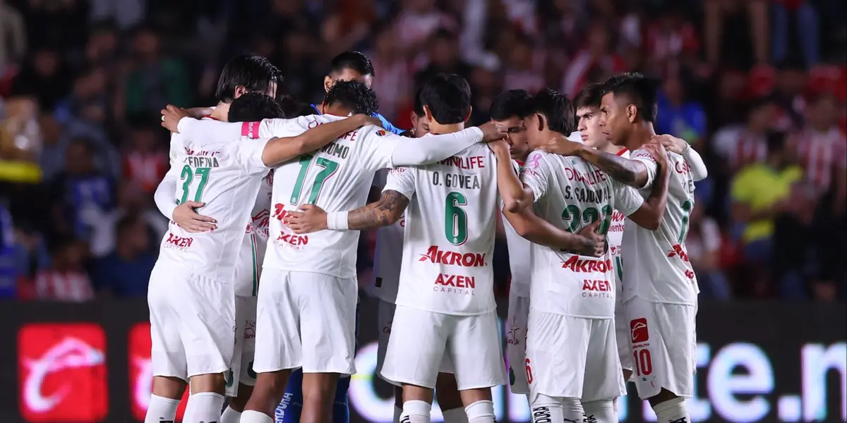 Jugadores en partido. Foto: Chivas