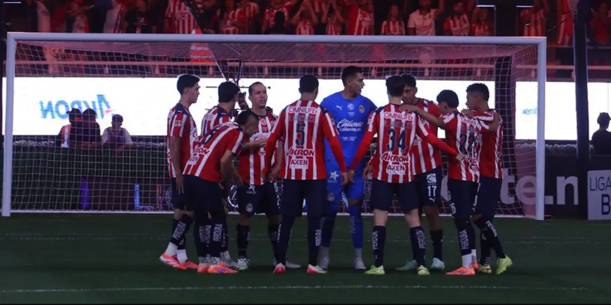 Jugadores en partido. Foto: Chivas