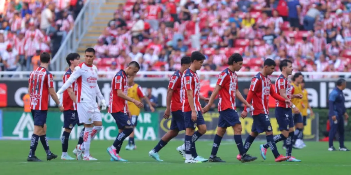 Jugadores en partido. Foto: Chivas