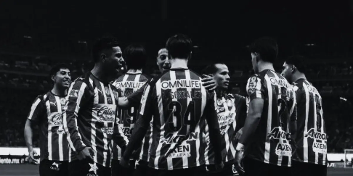 Jugadores en partido. Foto: Chivas