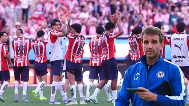 Jugadores en partido, foto de Chivas, con Alonso al frente