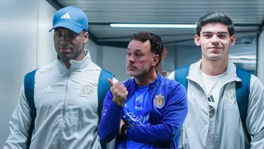 Jugadores en viaje, fondo del Club América, con Milito al frente