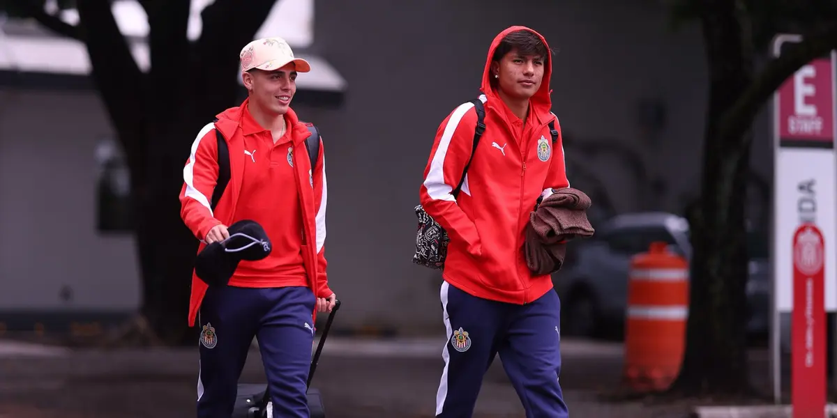 Jugadores en viaje. Foto: Chivas