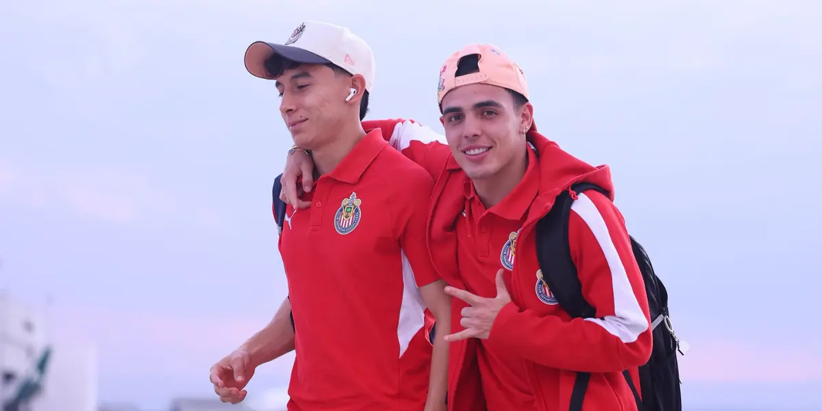 Jugadores en viaje. Foto: Chivas