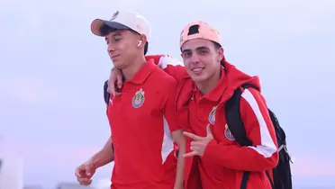 Jugadores en viaje. Foto: Chivas