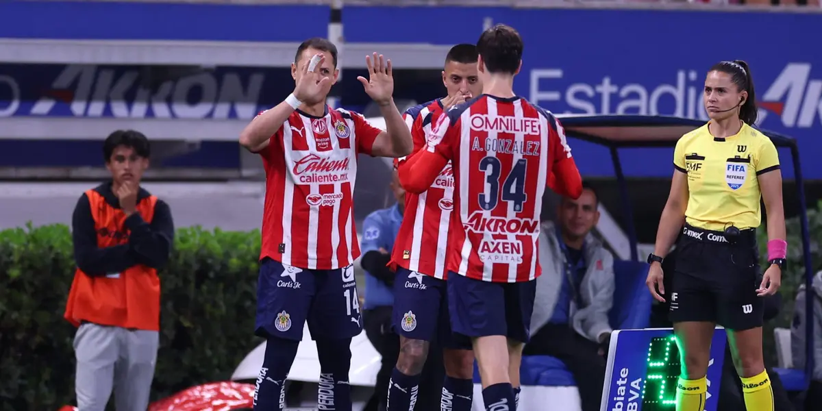 Jugadores ingresando de cambio. Foto: Chivas