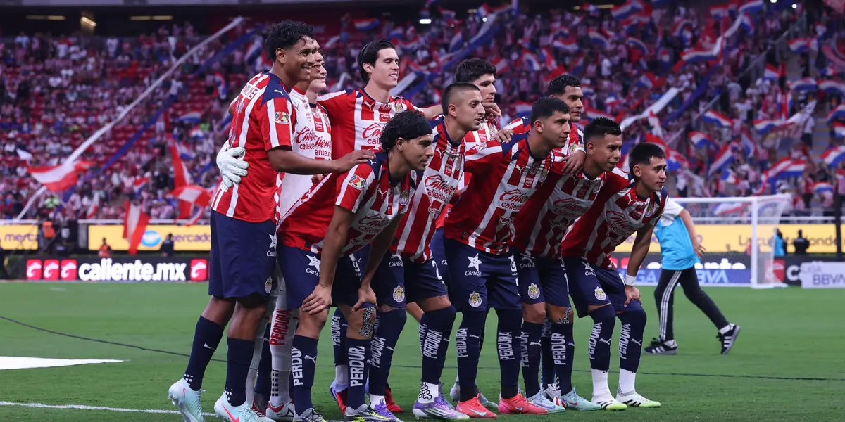 Jugadores previo a partido. Foto: Chivas
