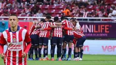 Jugadores reunidos y el Piojo/FOTO: X Chivas