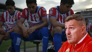 Jugadores tristes de Chivas y Óscar García / Foto: GROK y MEXSPORT