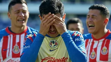 Jugdores de Chivas riéndose de jugador del América (Foto: GROK)