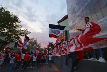 La afición rojiblanca llevó serenata al equipo previo al partido de vuelta de los cuartos de final.