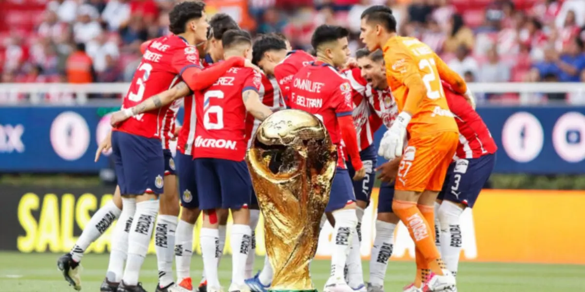 La Copa del Mundo y al fondo el plantel de Chivas / Foto Imago7