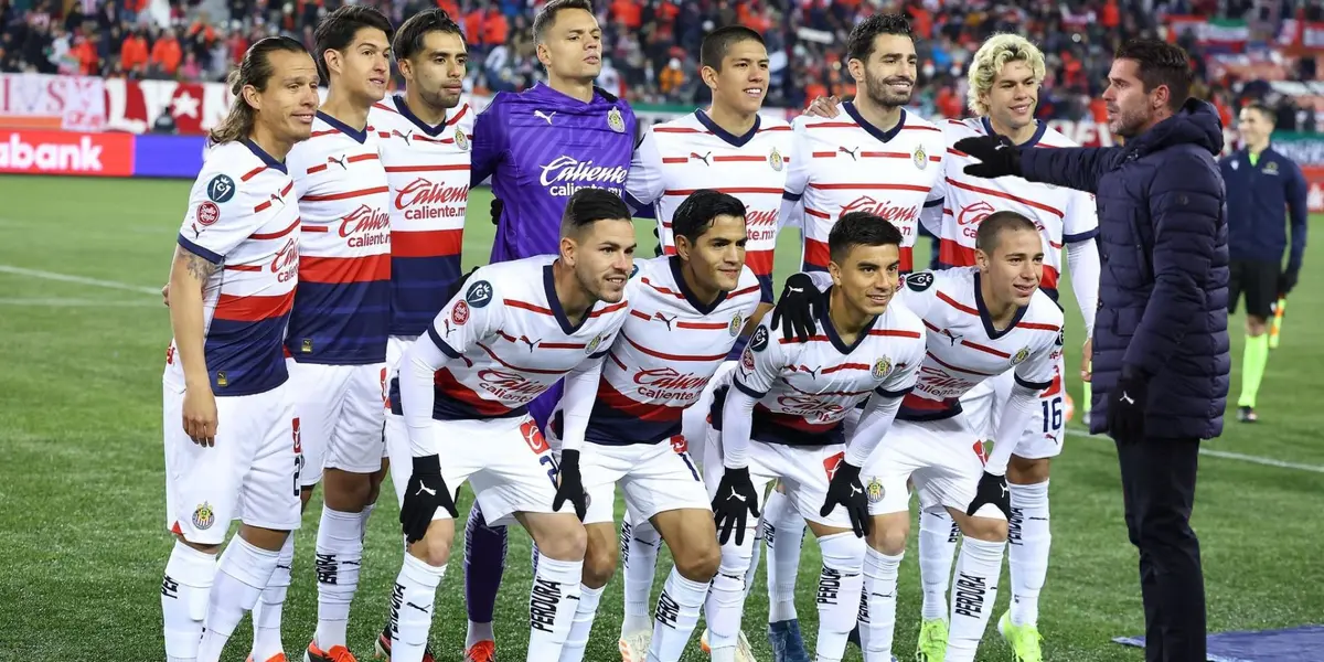 La foto de jugadores de Chivas y Fernando Gago dando instrucciones
