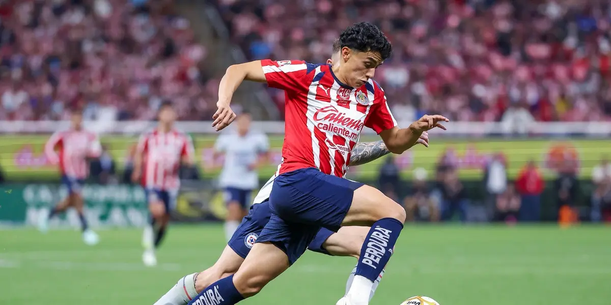 Ledezma vs Cruz Azul. Foto: Chivas