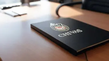 Libreta negra de Chivas (Foto: GROK)