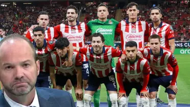 Luis García Postigo junto a los jugadores de Chivas / FOTO RÉCORD