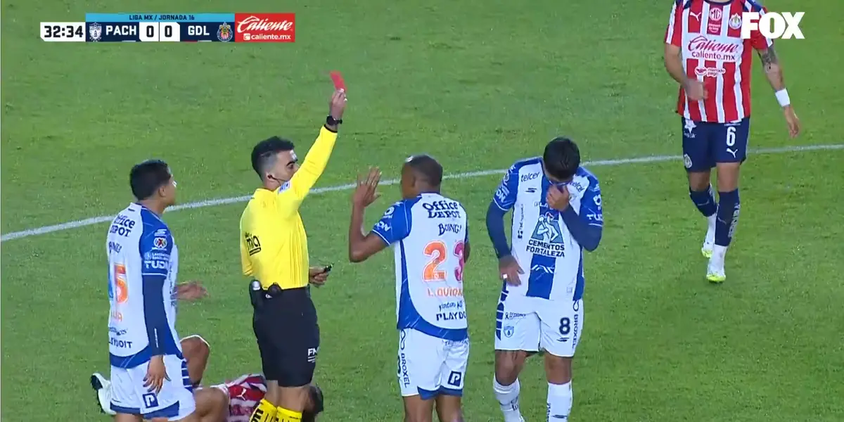 Luis Quiñones había sido expulsado, aunque el VAR revirtió la decisión. De acuerdo con el ex árbitro Fernando Guerrero, bien revertido.