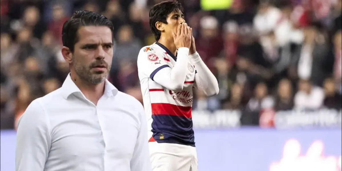 Macías lamentándose y Gago observando