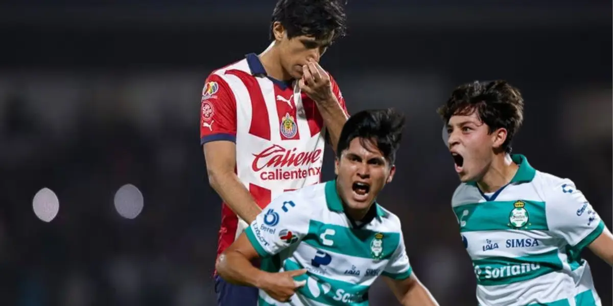 Macías lamentándose y jugadores de Santos