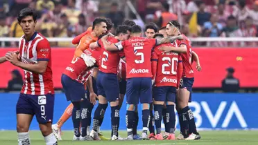 Macías y jugaores de Chivas reunidos