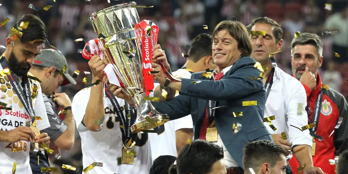 Matías Almeyda levantanto la Concachampions con Chivas / Foto: MEXSPORT