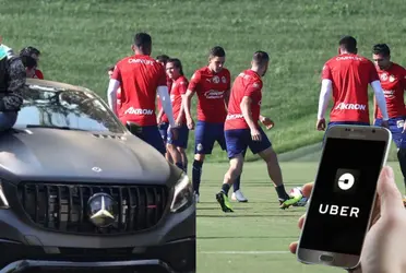 Mientras Alexis Vega maneja un camioneta de lujo, el jugador de Chivas que llega en Uber a Verde Valle.