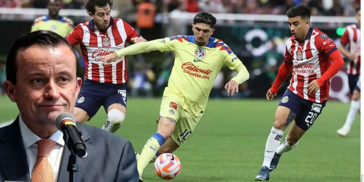 Mikel Arriola y Nene y Mozo peleando el balón con Valdés