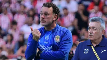 Milito en partido, foto de Chivas, con Torrent al frente