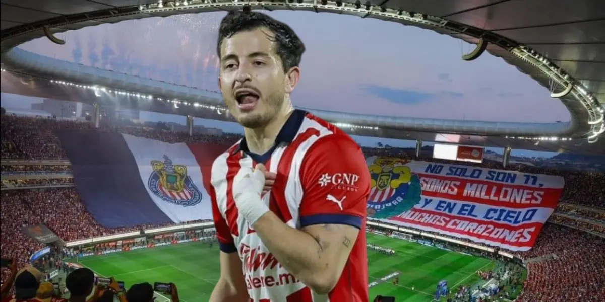 Mozo con la afición de Chivas en el Akron