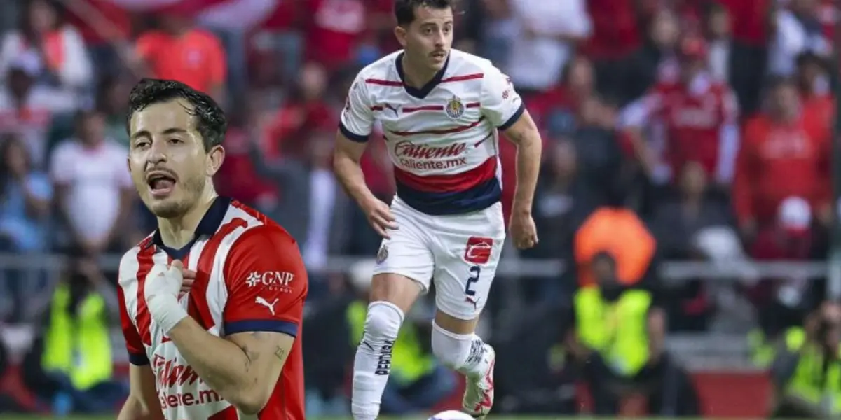 Mozo con la playera de Chivas