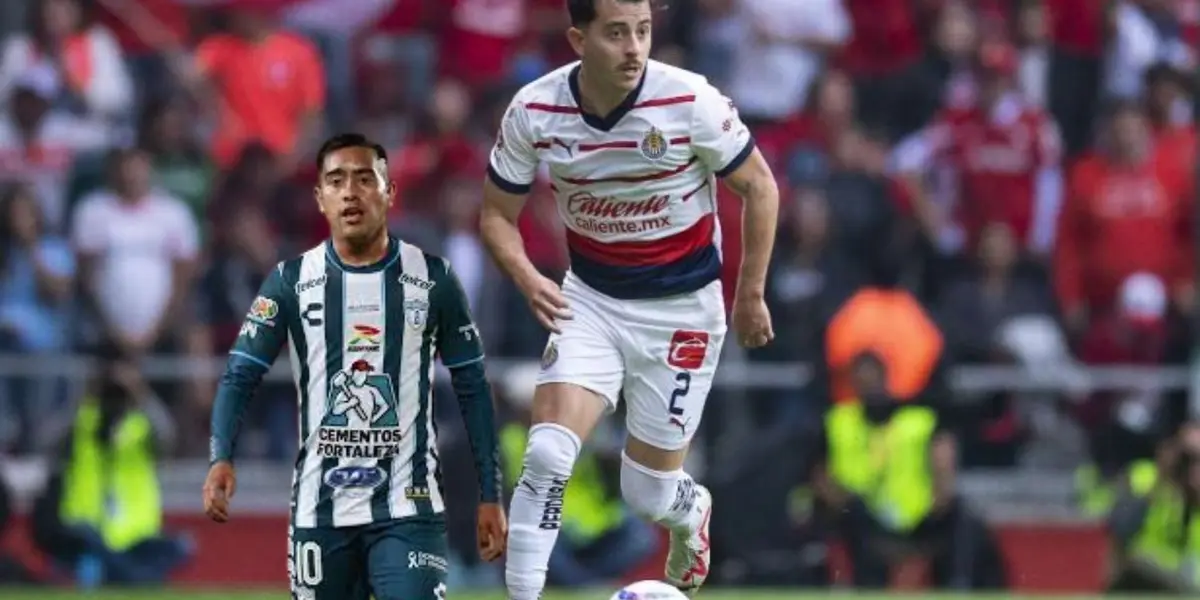 Mozo conduciendo el balón y Erick Sánchez