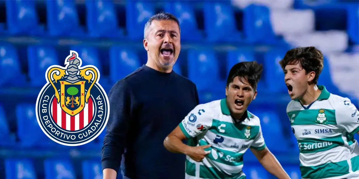 Ortega con el escudo de Chivas y jugadores de Santos/FOTO: Futbol Total