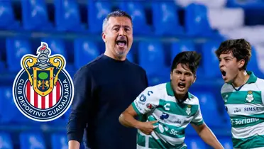 Ortega con el escudo de Chivas y jugadores de Santos/FOTO: Futbol Total