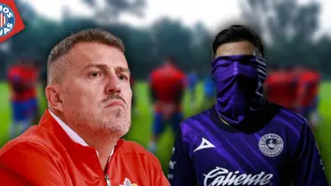 Óscar García y jugador sin rostro de Mazatlán FC (Fuente: MEXSPORT / GROK)