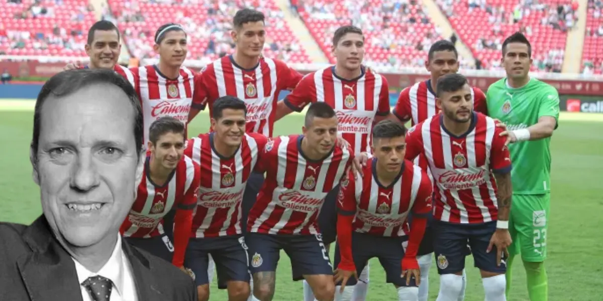 Paco Villa junto a futbolistas de Chivas / FOTO Getty Images